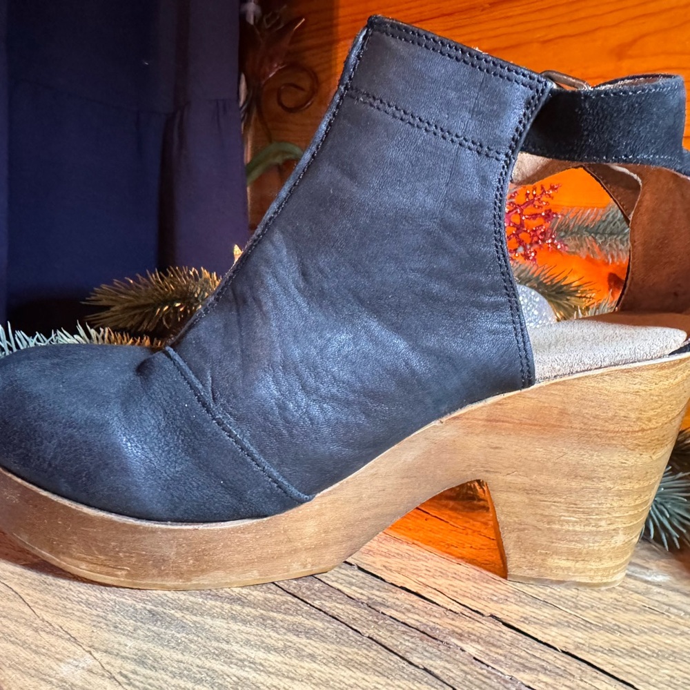 Free People Black Leather Wedges - Picture 4 of 7